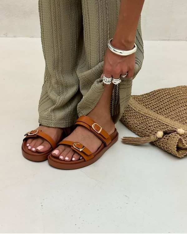 صندل زنانه عسلی بابند دوبل و سگک طلایی مناسب استایل روزمره