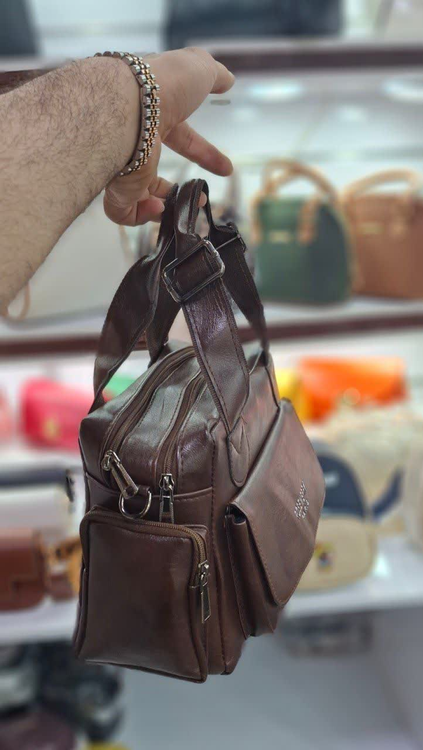 کیف دستی زنانه رزماری مدل اداری و روزمره دررنگ قهوه ای دارای جیب های جانبی کاربردی