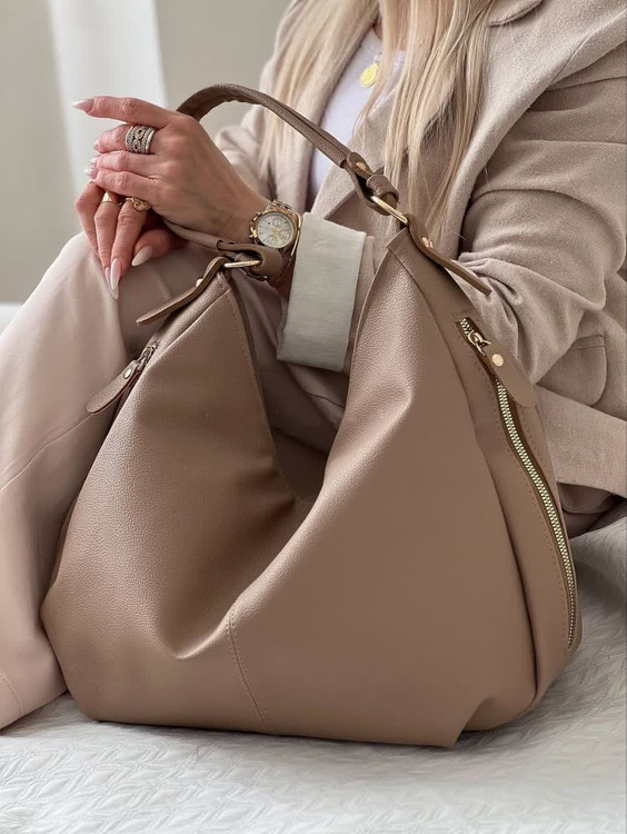 کیف دوشی زنانه مدل هوبوباجنس چرمی نرم و انعطاف پذیر رنگ نسکافه ای