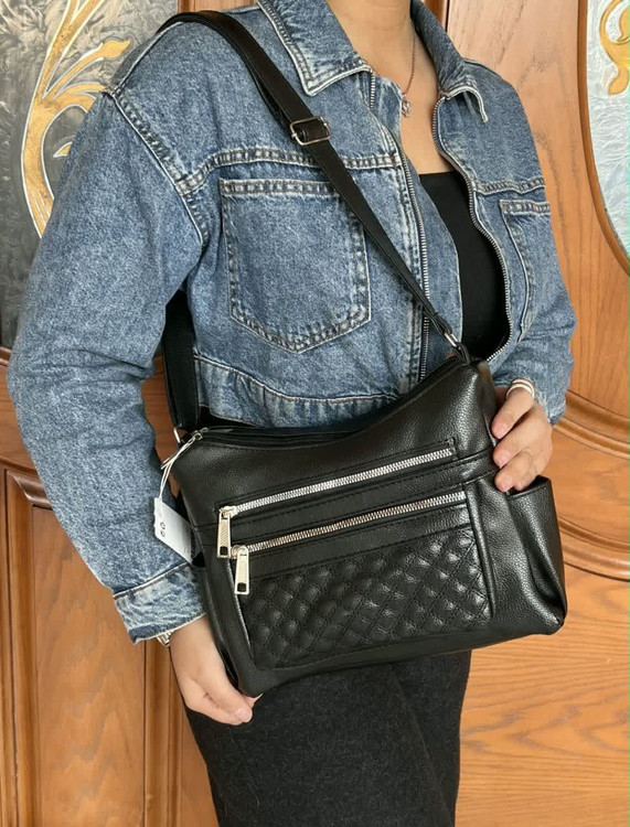 کیف زنانه دوشی مشکی چند زیپ جادار مدل نانسی با بند قابل تنظیم ابعاد 24×18 سانتی متر مناسب استفاده روزمره و دانشگاه