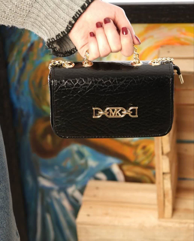 کیف دوشی زنانه پاسپورتی مدل Michael Kors مشکی با بند زنجیری فلزی مناسب مهمانی و استایل شیک زنانه
