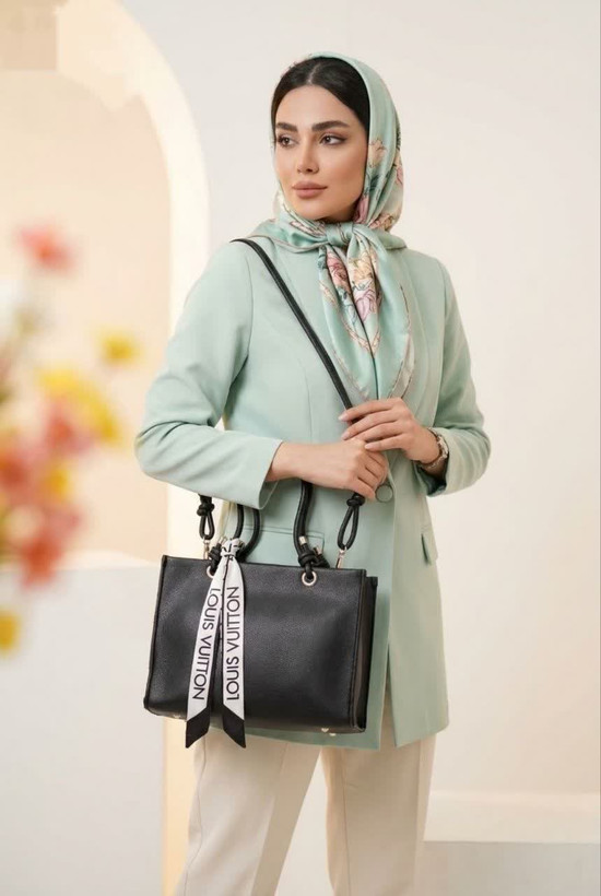 نمای نزدیک کیف زنانه با بند طنابی و لوگوی Louis Vuitton