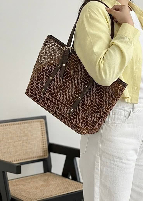 کیف دوشی زنانه مدل توری با طراحی هندسی در رنگ قهوهای مناسب استایل ساحلی و روزمره