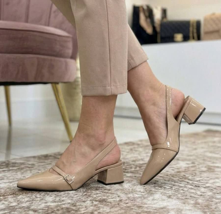 صندل زنانه مجلسی کرم با پاشنه ۳ سانت و طراحی slingback