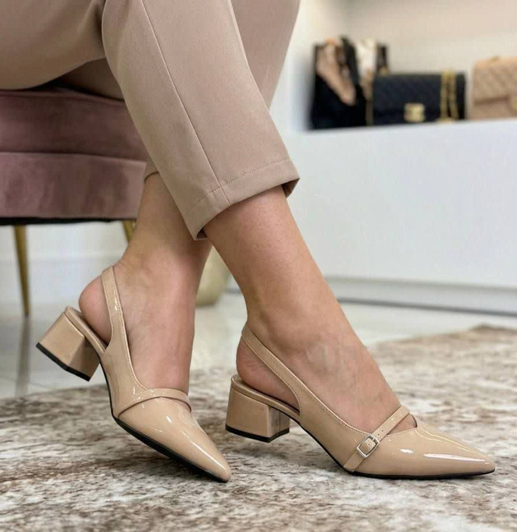 صندل زنانه مجلسی کرم با پاشنه ۳ سانت و طراحی slingback
