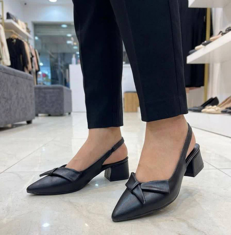 صندل زنانه مجلسی مشکی مات مدل slingback با طراحی شیک و پاشنه ۷ سانت