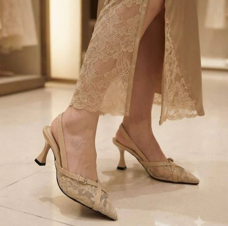 کفش زنانه مجلسی کرم با طراحی slingback و پاشنه ۷ سانت
