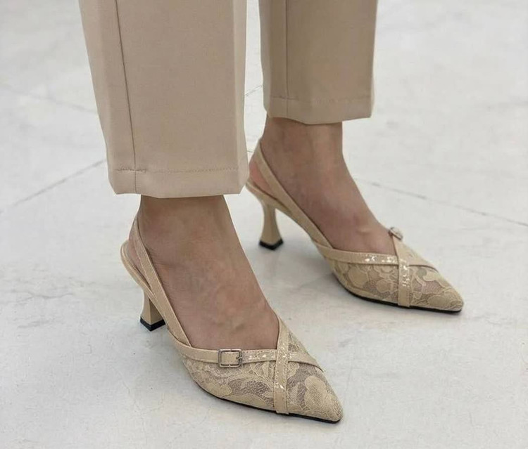 کفش زنانه مجلسی کرم با طراحی slingback و پاشنه ۷ سانت
