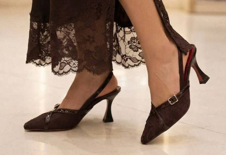 کفش زنانه مجلسی قهوهای با رویه گیپوری و پاشنه باریک ۷ سانت