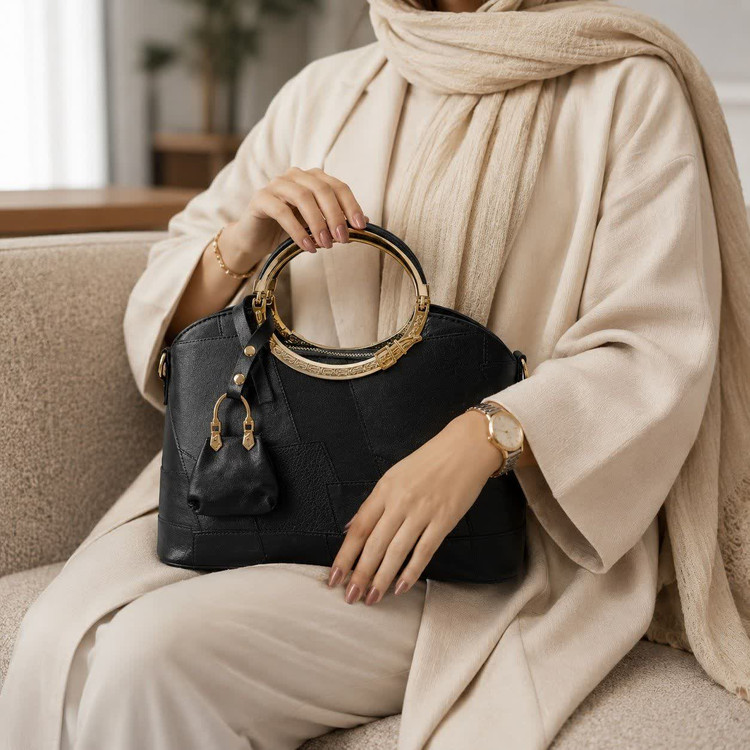 کیف دستی زنانه مجلسی مشکی با دسته فلزی طلایی و طراحی شیک وارداتی