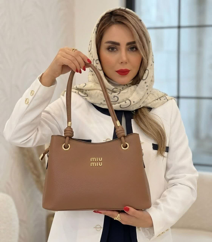 کیف دوشی زنانه مدل میو میو رنگ کرم - کیف مجلسی زنانه جادار