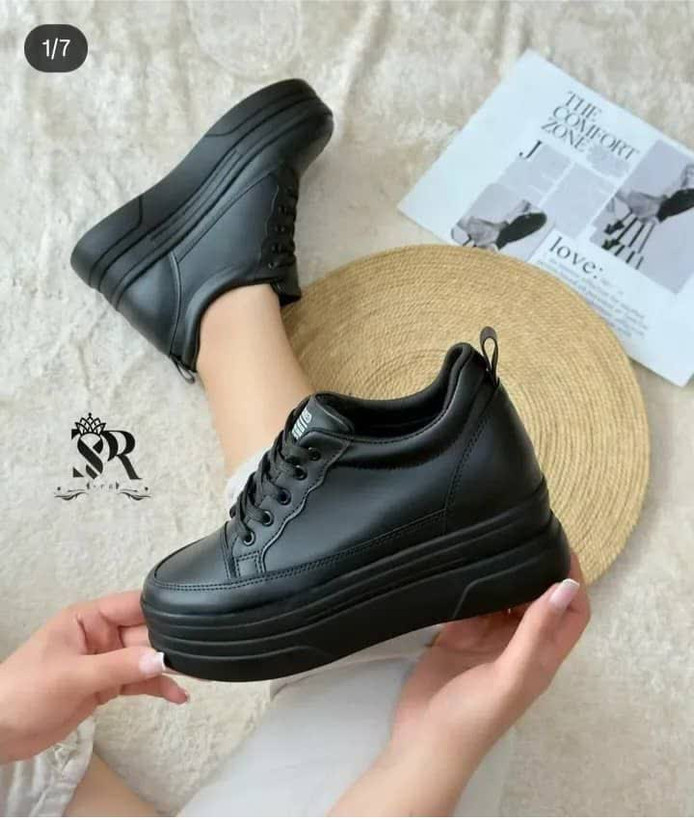 اسنیکرز زنانه مشکی با زیره PU و طراحی اسپرت