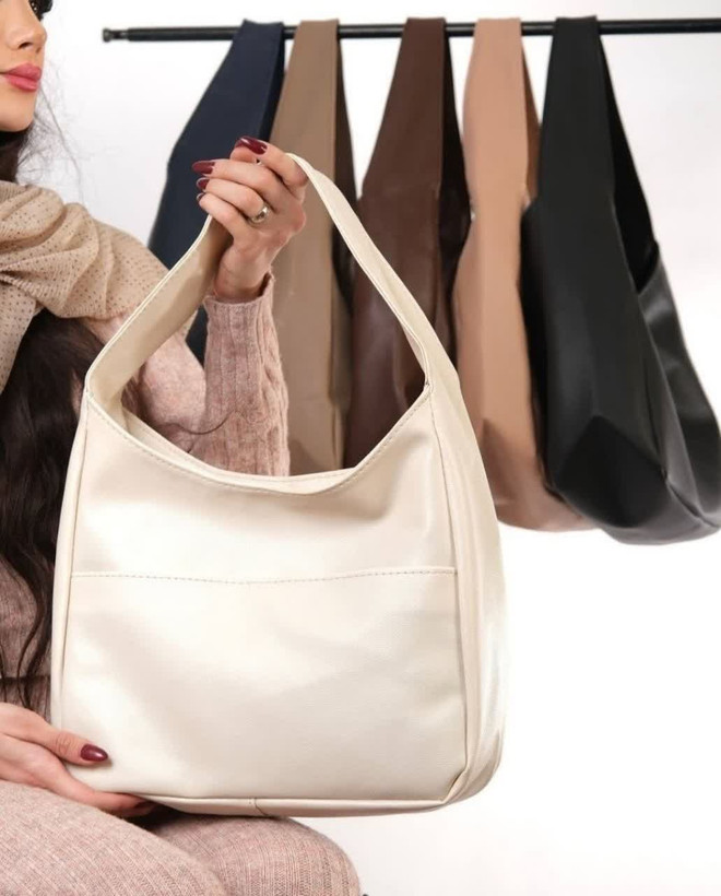 استایل کیف دوشی زنانه مدل شل روی شانه رنگ کرم روشن