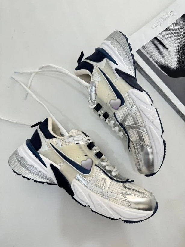 کتونی زنانه نایک Nike V2K Run - رنگ نقرهای سرمهای - کیفیت هایکپی درجه یک