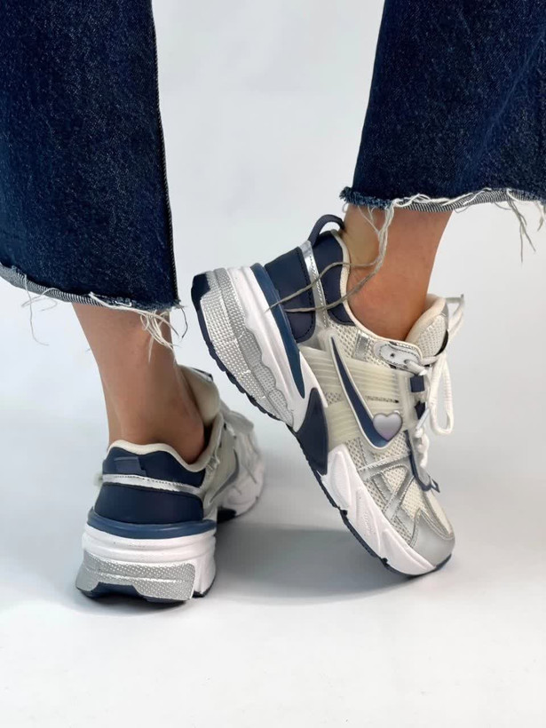 کتونی زنانه نایک Nike V2K Run - رنگ نقرهای سرمهای - کیفیت هایکپی درجه یک