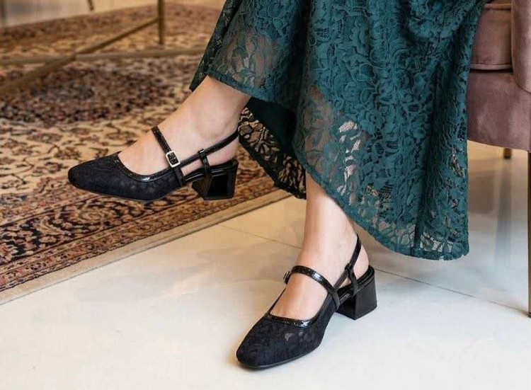 کفش مجلسی زنانه مشکی توری گیپور پاشنه ۴ سانتی متری پهن با بند سگک دار مدل مری جین