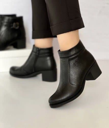 پاخور نیم بوت زنانه مشکی مدل کارمن با پاشنه پهن ۵ سانت و شلوار پارچه‌ای رسمی