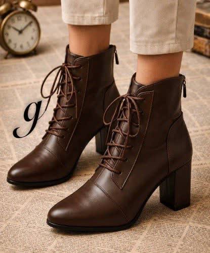 بوت شیک زنانه چرم قهوه‌ای مدل ملکه پاشنه پهن