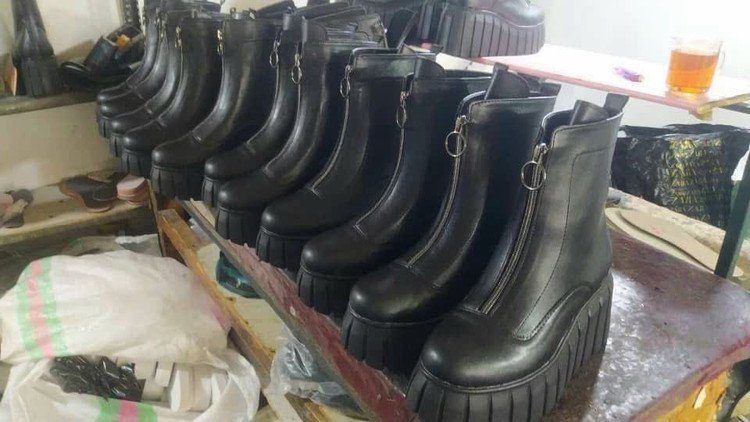 نیم بوت لژدار زنانه زیپ جلو مدل برشکا زیره پیو وارداتی رنگ مشکی